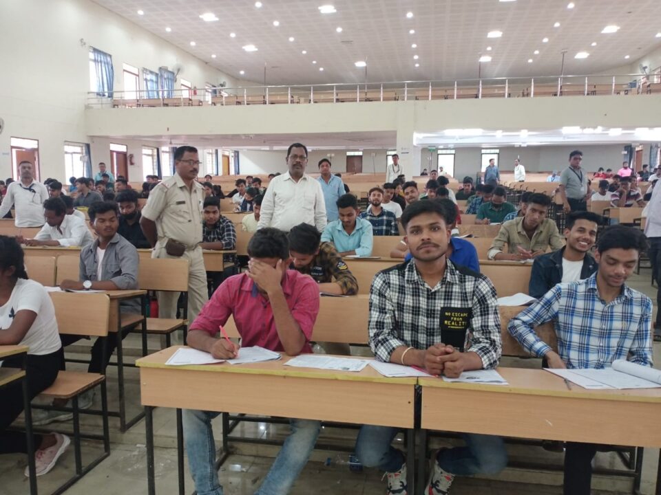 SARAIKELA NEWS : मैट्रिक एवं इंटर की परीक्षा में मैट्रिक के 260 तथा इंटर के 26 छात्र रहे अनुपस्थित. . .