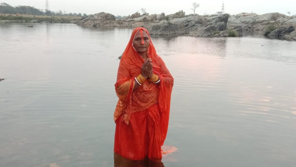 SARAIKELA NEWS :छठ व्रतियों ने अस्ताचलगामी सूर्य देव को प्रथम अर्घ्य देकर की मंगल कामना. . .