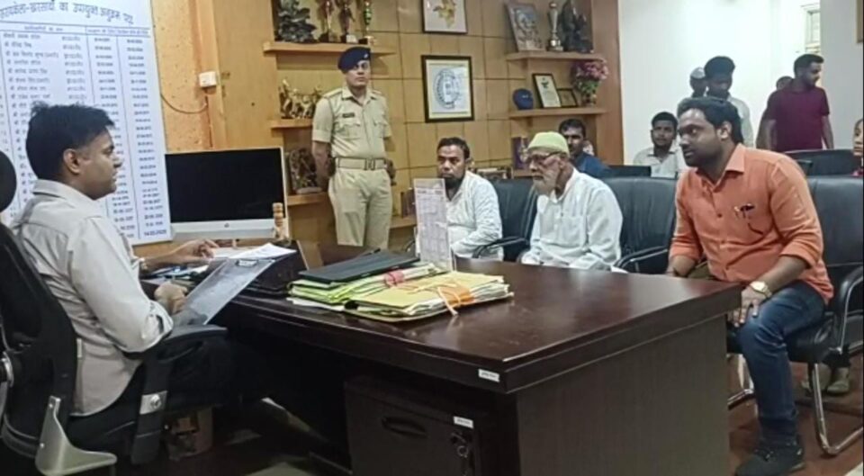साप्ताहिक जनता दरबार में जिले के विभिन्न क्षेत्र से आए दर्जनों फरियादियों से मिले उपायुक्त; मामलोंं के त्वरित निष्पादन के दिए निर्देश… – Vananchal 24TV Live – वनांचल 24TV लाइव
