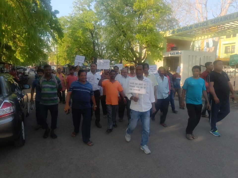 पहली बार सड़क पर विरोध पर उतरे सरायकेला छऊ कलाकार; हाथों में तख्तियां थामकर की नारेबाजी… – Vananchal 24TV Live – वनांचल 24TV लाइव