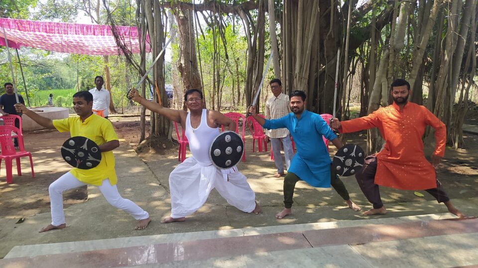 बतौर यजमान सरायकेला बीडीओ ने अष्ट भैरव की आराधना कर क्षेत्र के सुख, शांति एवं समृद्धि की मंगल कामना की… – Vananchal 24TV Live – वनांचल 24TV लाइव