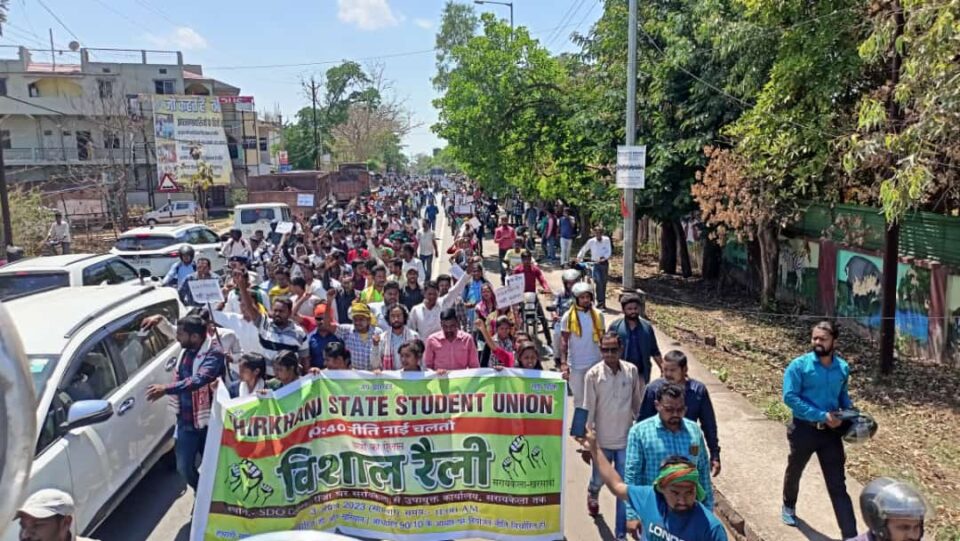 40 नियोजन नीति के विरोध में झारखंड स्टेट स्टूडेंट यूनियन के बैनर तले हुआ विरोध मार्च; मुख्यमंत्री के नाम उपायुक्त को सौंपा 7 सूत्री मांग पत्र . . . – Vananchal 24TV Live – वनांचल 24TV लाइव