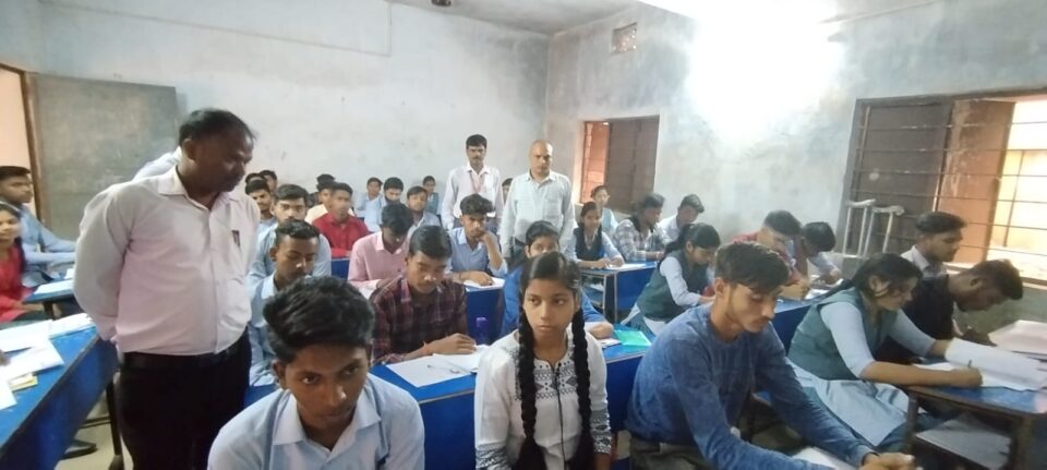 SARAIKELA NEWS : मैट्रिक परीक्षा का हुआ समापन,अंतिम दिन मैट्रिक के 8746 परीक्षार्थी परीक्षा में हुए शामिल . .  .