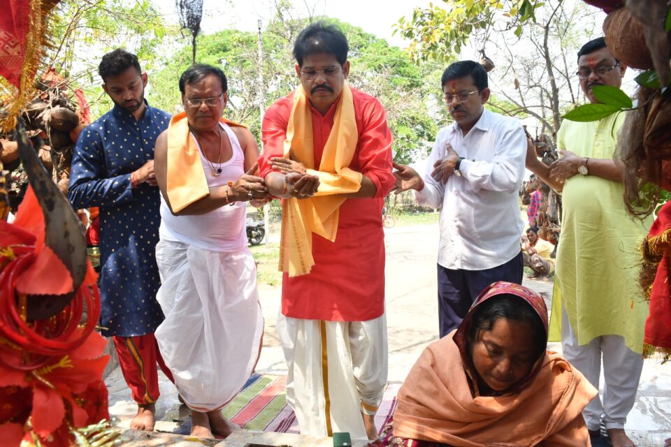 SARAIKELA NEWS : चैत्र पर्व पर छऊ कलाकारों ने शिव के बाद शक्ति के रूप में मां झुमकेस्वरी के दरबार में मत्था टेका. . .