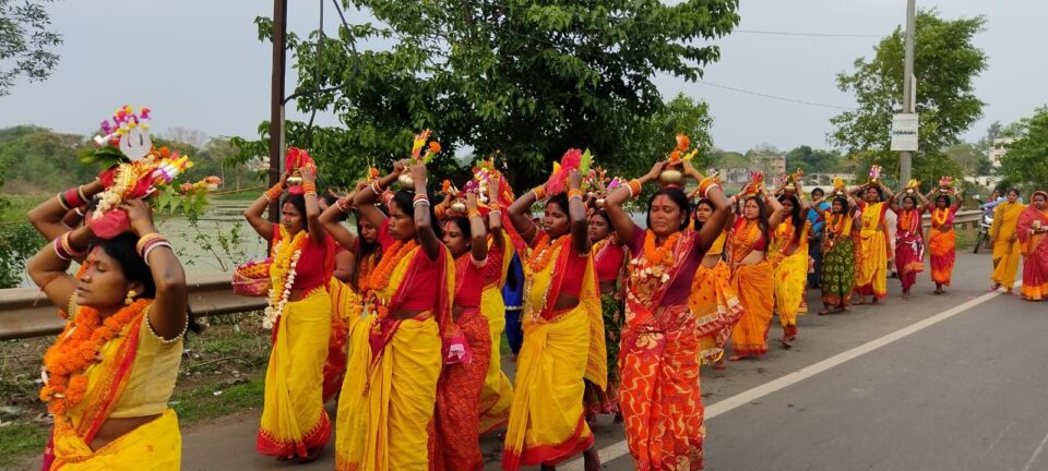 SARAIKELA NEWS : चैत्र पर्व की मंगल कामना के साथ दलित समुदाय की भक्तिन महिलाओं ने लाए मंगला घाट; मां मंगला की आराधना के साथ “सर्वे भवंतू सुखिन:” की मंगलकामना की गई .  .  .