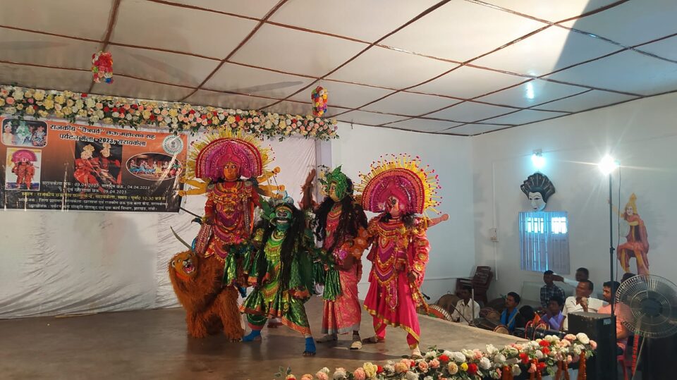 SARAIKELA NEWS : ग्रामीण छऊ नृत्य दलों की प्रतियोगिता के दूसरे दिन मानभूम शैली के दलों की हुई प्रतियोगिता. .  .