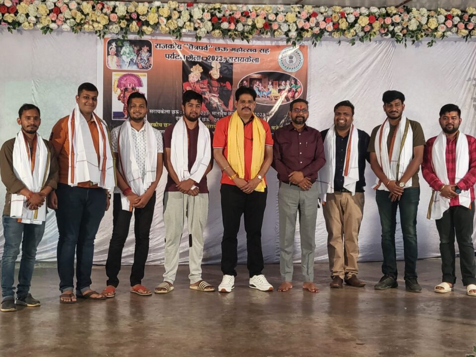 SARAIKELA NEWS : मारवाड़ी युवा मंच सरायकेला ने राजकीय छऊ नृत्य कला केंद्र को भेंट किया म्यूजिक सिस्टम . . .