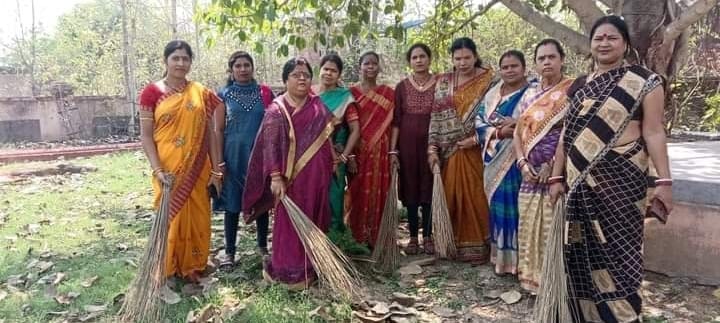 SARAIKELA NEWS : नपं अध्यक्षा के नेतृत्व में चला स्वच्छता अभियान. . .