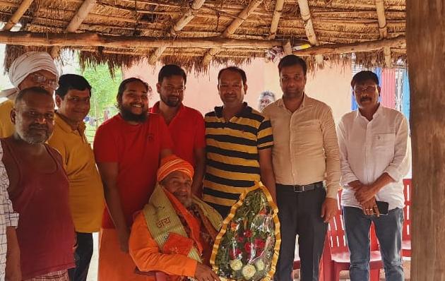 Chandil : शिष्य द्वारा बड़ी धूम धाम से मनाया गया श्रीमहंत विद्यानंद सरस्वती महाराज का जनोमत्सव, कहीं कटा केक तो कहीं बंटा देशी घी के लड्डू…