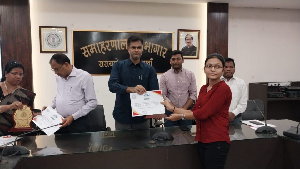 उपायुक्त ने जिले के मैट्रिक एवं इंटरमीडिएट के प्रथम तीन टॉपर प्रतिभाओं को किया सम्मानित . . .   – Vananchal 24TV Live – वनांचल 24TV लाइव