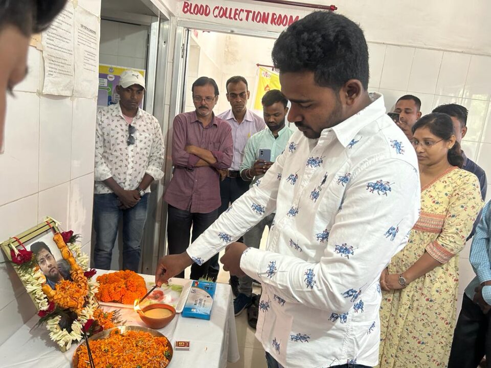 स्वर्गीय डॉ अमित महतो की द्वितीय पुण्य तिथि पर आयोजित रक्तदान शिविर में कुल 83 यूनिट ब्लड का हुआ कलेक्शन . . . – Vananchal 24TV Live – वनांचल 24TV लाइव