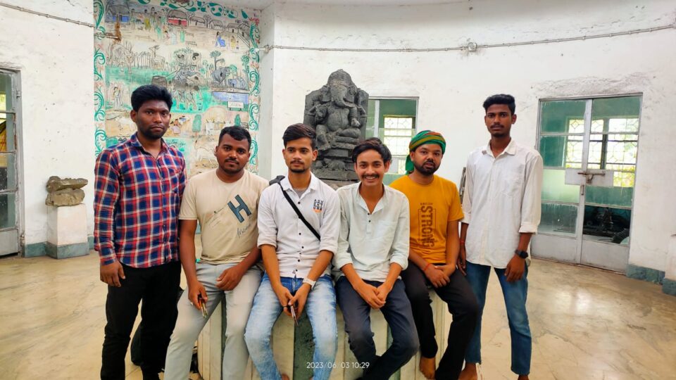 SARAIKELA : ग्लास महल के कलाकारों ने पेंटिंग और आर्ट टॉक का काम किया। . .