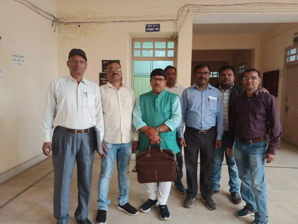 अजाप्टा ने उपायुक्त को ज्ञापन सौंपकर अग्रिम खर्च से किचन सह स्टोर मधुमति कार्य कराए जाने पर पुनर्विचार करने की मांग की . . . – Vananchal 24TV Live – वनांचल 24TV लाइव