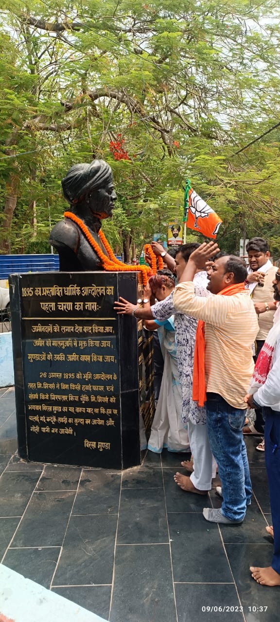 भाजपा युवा मोर्चा बिरसा मुंडा की पुण्यतिथि पर उपायुक्त आवास के समीप आदमकद प्रतिमाओं पर माल्यार्पण कर श्रद्धा सुमन श्रद्धाजंलि अर्पित किया … – Vananchal 24TV Live – वनांचल 24TV लाइव