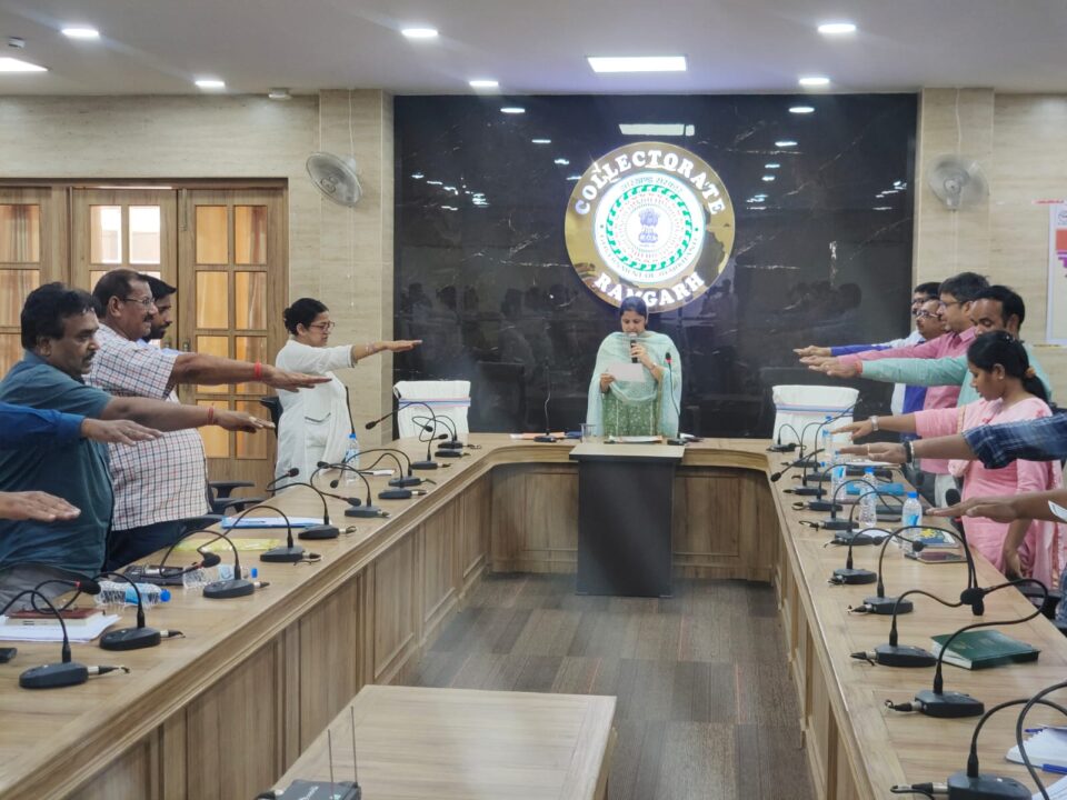 माहवारी संबंधित भ्रांतियों को दूर करने व लोगों को जागरूक करने के लिए सबसे पहले यह जरूरी है कि लोग इस संबंध में खुल कर बात करें माधवी मिश्रा  . . .  – Vananchal 24TV Live – वनांचल 24TV लाइव