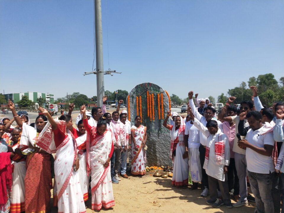 आदिवासी मूलवासी संघर्ष समिति के द्वारा वीर बिरसा  मुण्डा एवं स्व0 सावना लकड़ा का प्रतीक चिन्ह पत्थलगड़ी रामपुर रिंग रोड गड़के चौक पर विधिविधन से लगाया गया… – Vananchal 24TV Live – वनांचल 24TV लाइव