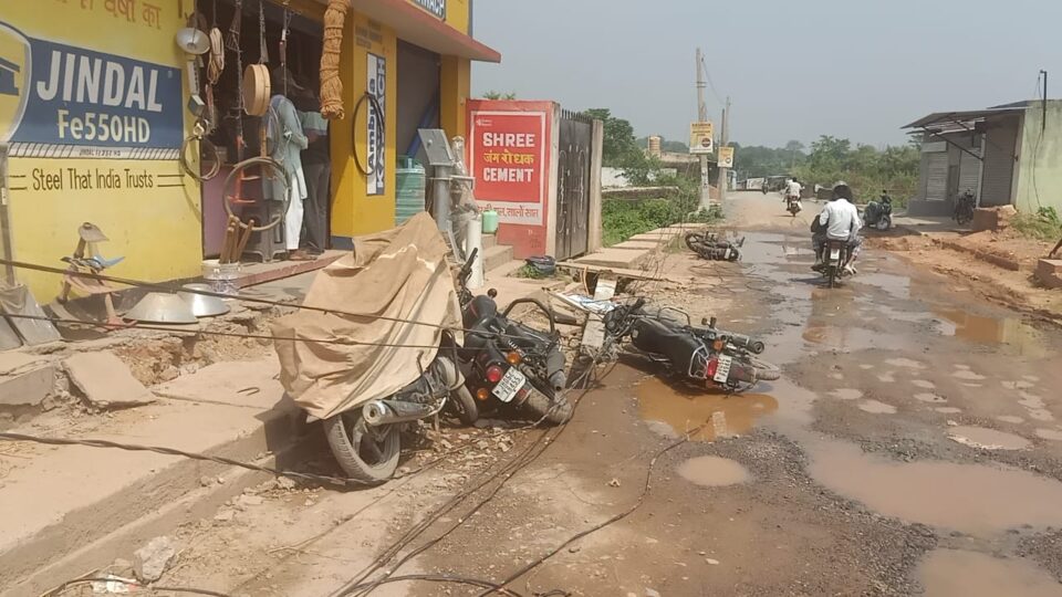 Chandil गैस सिलेंडर लदा ट्रक ने बिजली खंभे को मारी जोरदार टक्कर बाल बाल बचा बाईक सवार…