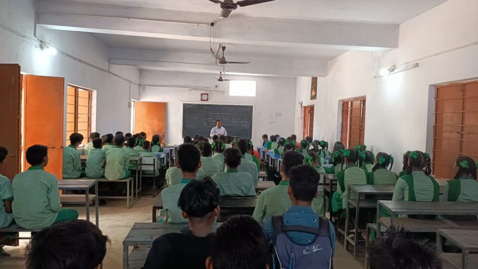 डीएसई ने स्कूली बच्चों को नशापान के दुष्प्रभाव का पाठ पढ़ाते हुए इससे दूर रहने की अपील की  . . . – Vananchal 24TV Live – वनांचल 24TV लाइव