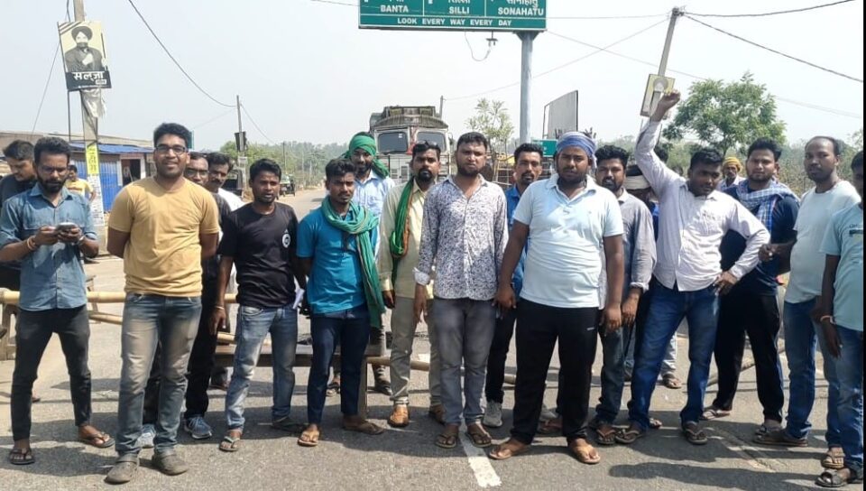 Saraikela खतीयानी भाषा संघर्ष समिति व छात्र संगठन सड़क पर उतरकर कराया बंद… – Vananchal 24TV Live – वनांचल 24TV लाइव