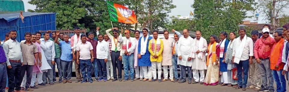भुरकुंडा से दर्जनो भाजपा कार्यकर्ता हजारीबाग जनसभा में हुए शामिल  . . .  – Vananchal 24TV Live – वनांचल 24TV लाइव