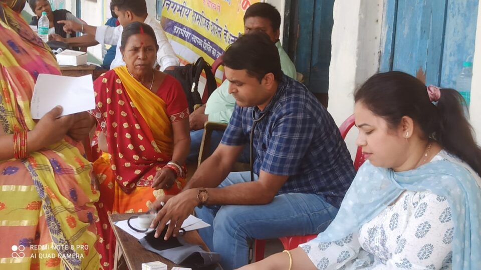 Ramgarh : 100 से अधिक लोगों ने कराया जांच, डॉक्टर ने दिए उचित परामर्श  . . .