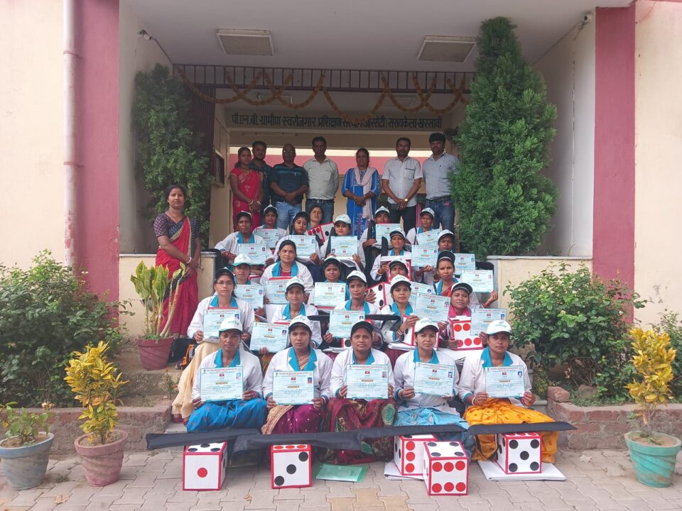 SARAIKELA : वित्तीय साक्षरता को लेकर 25 प्रशिक्षणार्थियों को दिया गया प्रशिक्षण . . .