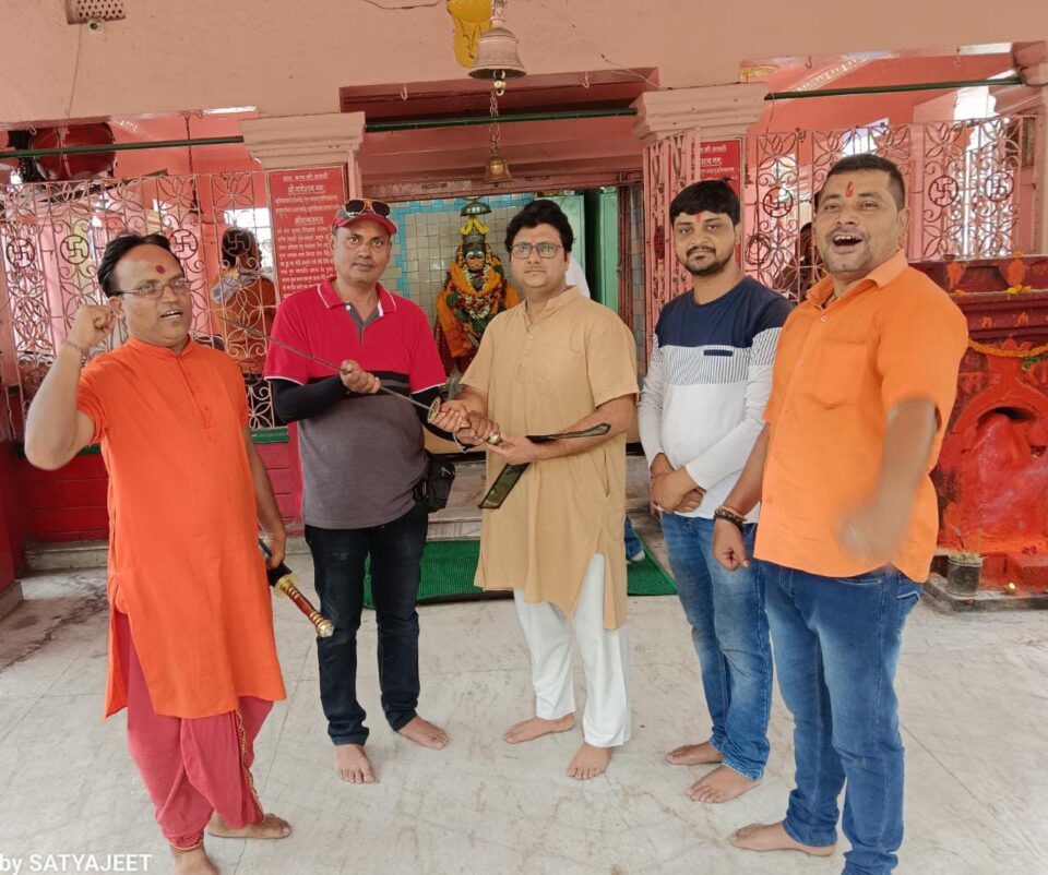 RAMGARH : सत्यजीत को हेतु तलवार देकर किया सम्मानित . . .