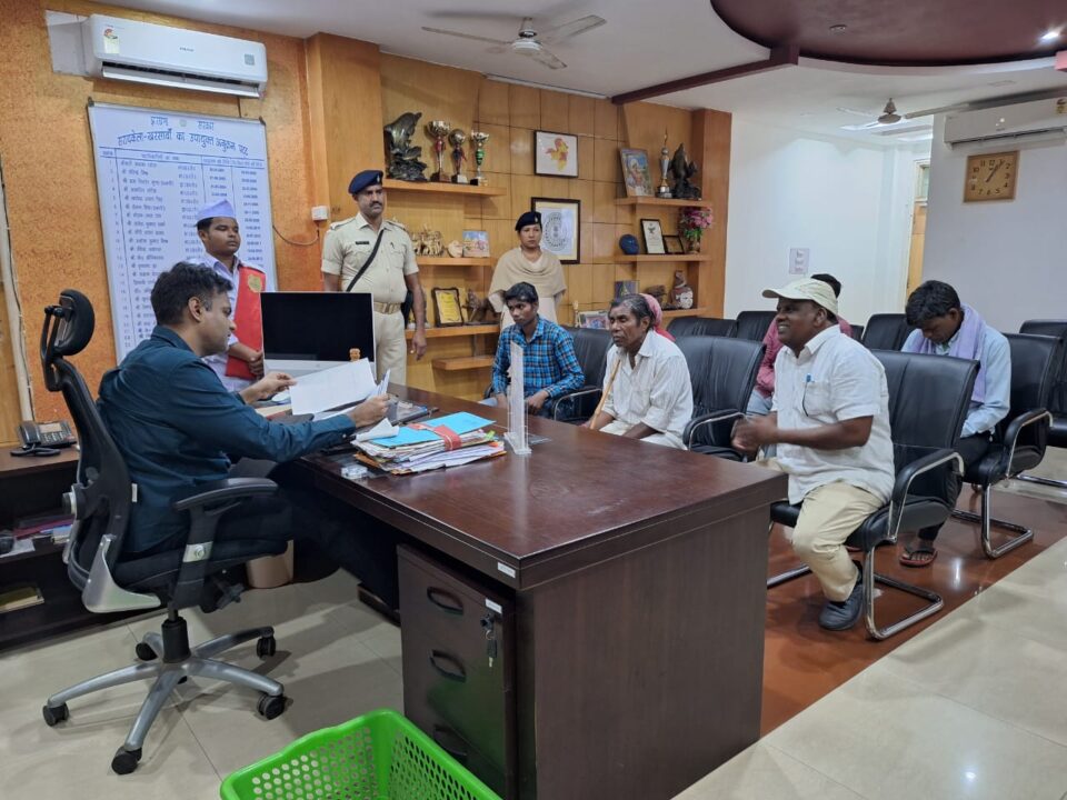 SARAIKELA : साप्ताहिक जनता दरबार का हुआ आयोजन; लोगों से मिले उपायुक्त; कई मामलों का ऑन द स्पॉट हुआ निष्पादन  . . . 