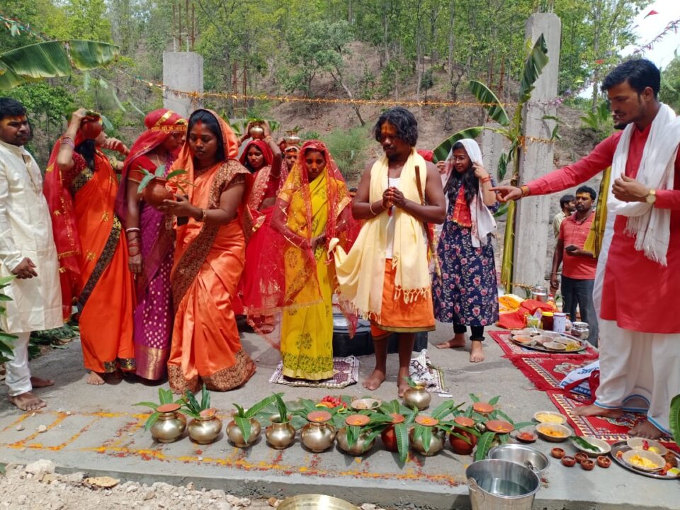 Ranchi : बेनिया जारा के गरुड़ फॉल में शिवलिंग की प्राण प्रतिष्ठा के साथ स्थापना…