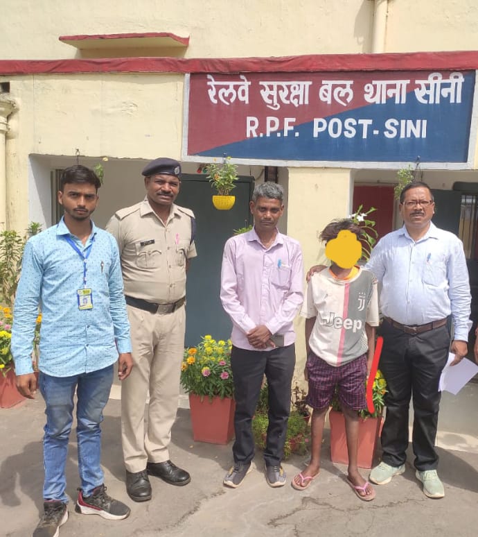 SARAIKELA : आरपीएफ सीनी ने चाइल्डलाइन को सौंपा एक नाबालिग लड़का . . . 