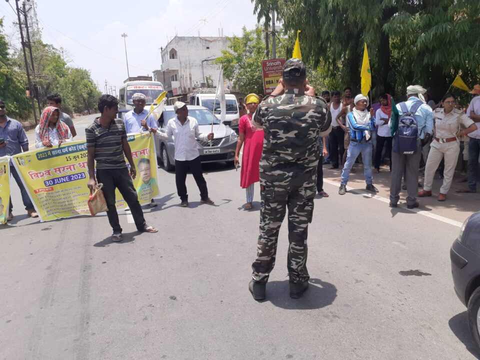 भारत बंद कार्यक्रम के तहत आदिवासी सेंगेल अभियान ने 1 घंटे तक जाम रखा बिरसा चौक . . .  – Vananchal 24TV Live – वनांचल 24TV लाइव