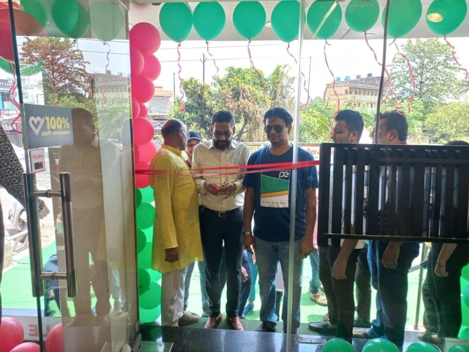 SARAIKELA : पीटर इंग्लैंड शोरूम सरायकेला का मना 3rd एनिवर्सरी; बीडीओ ने केक काटकर दी बधाई . . .