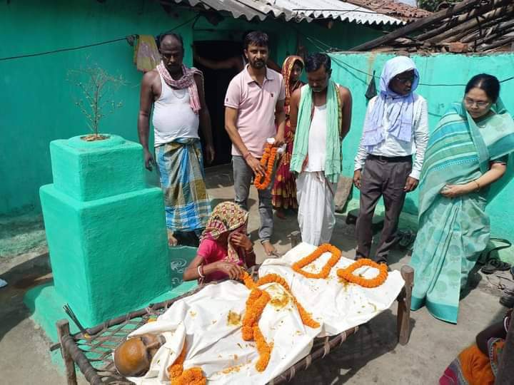 Chandil  झामुमो चांडिल प्रखंड अध्यक्ष को पितृ शोक, ईचागढ़ विधायक सबिता महतो ने दी श्रद्धांजलि…