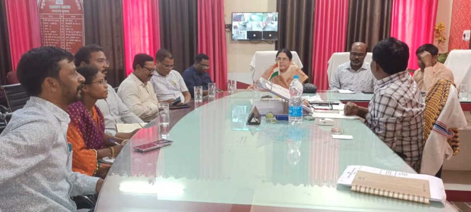 Chandil  सविता महतो की अध्यक्षता में जेएसएलपीएस समन्वय समिति की एक बैठक आयोजित,जीविकोपार्जन  योजनाओं की जानकारी  पदाधिकारी को  दी जाय…