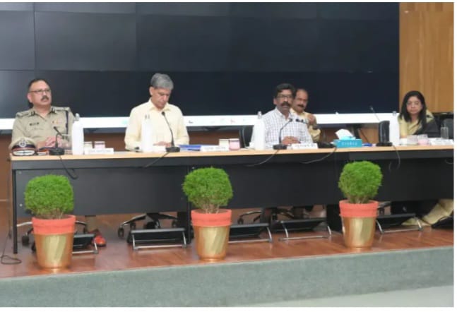 मुख्यमंत्री ने अधिकारियों के साथ उच्च स्तरीय समीक्षा बैठक में डीसी एसपी को दिए कड़े निर्देश , कहा उग्रवाद-अपराध, अवैध खनन व नशे के कारोबार पर लगाएं लगाम और लगातार करें मॉनिटरिंग… – Vananchal 24TV Live – वनांचल 24TV लाइव