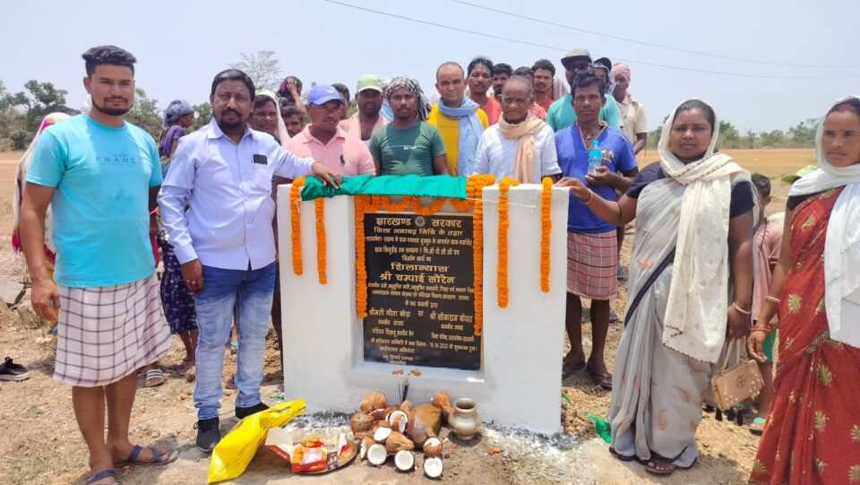 सरायकेला : जिला परिषद अध्यक्ष सोनाराम बोदरा ने दो योजनाओं का किया शिलान्यास…