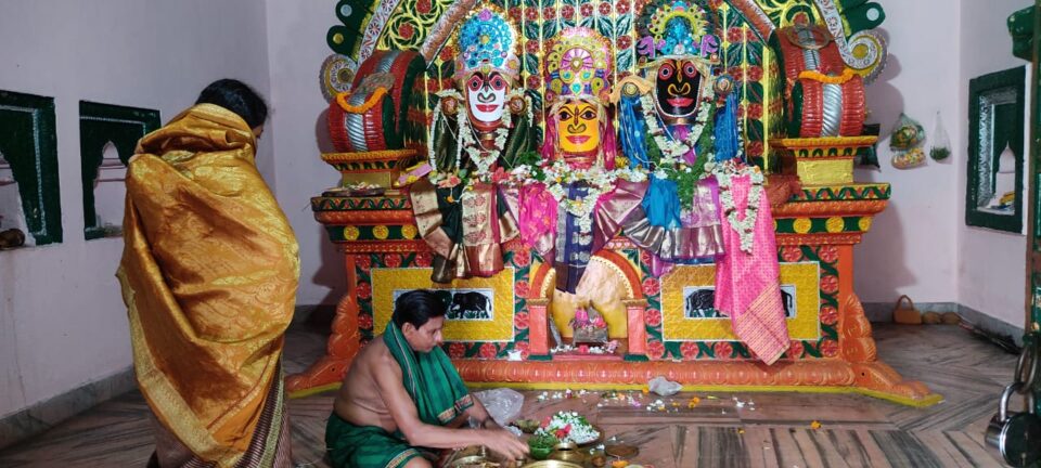 महाप्रभु श्री जगन्नाथ गाजे बाजे के साथ रथ पर सवार होकर अपनी बहन सुभद्रा और बड़े भाई बलभद्र के संग चले मौसी बाड़ी की ओर… – Vananchal 24TV Live – वनांचल 24TV लाइव
