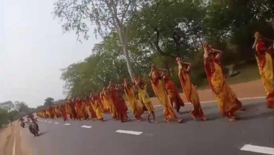 सरायकेला : शिव मंदिर हर हर महादेव नवाडीह का हुआ विधि विधान के साथ शुद्धिकरण…