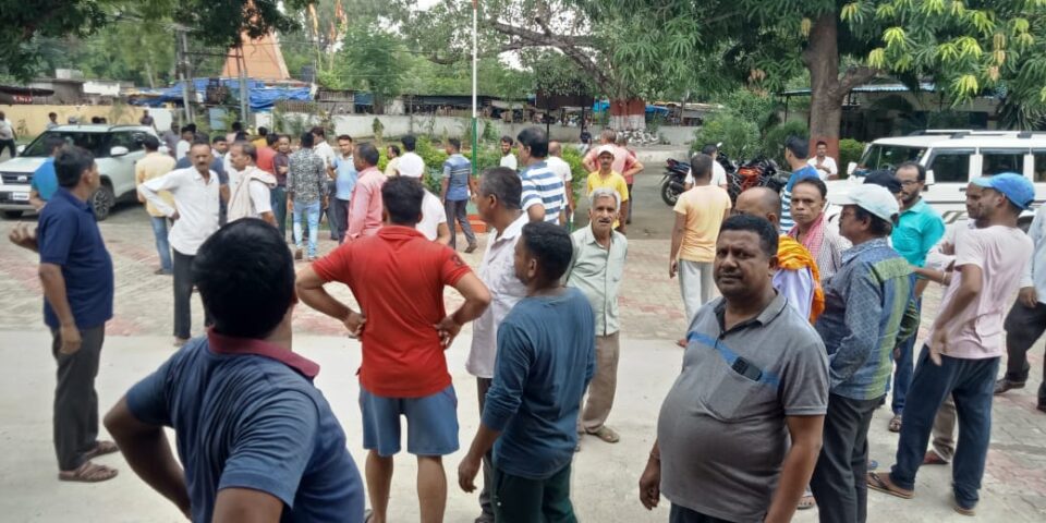 रंगदारी मांगने के विरोध में आदित्यपुर दिंदली बाजार बंद कर किया थाना का घेराव, मांगी सुरक्षा…