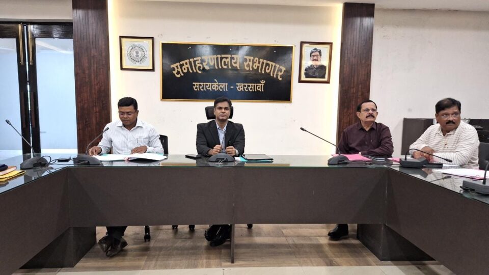 सरायकेला  / उपायुक्त की अध्यक्षता में सड़क सुरक्षा समिति की हुई बैठक; सड़क दुर्घटनाओ के नियंत्रण को लेकर सम्बन्धित पदाधिकारियों को दिए आवश्यक दिशानिर्देश… – Vananchal 24TV Live – वनांचल 24TV लाइव