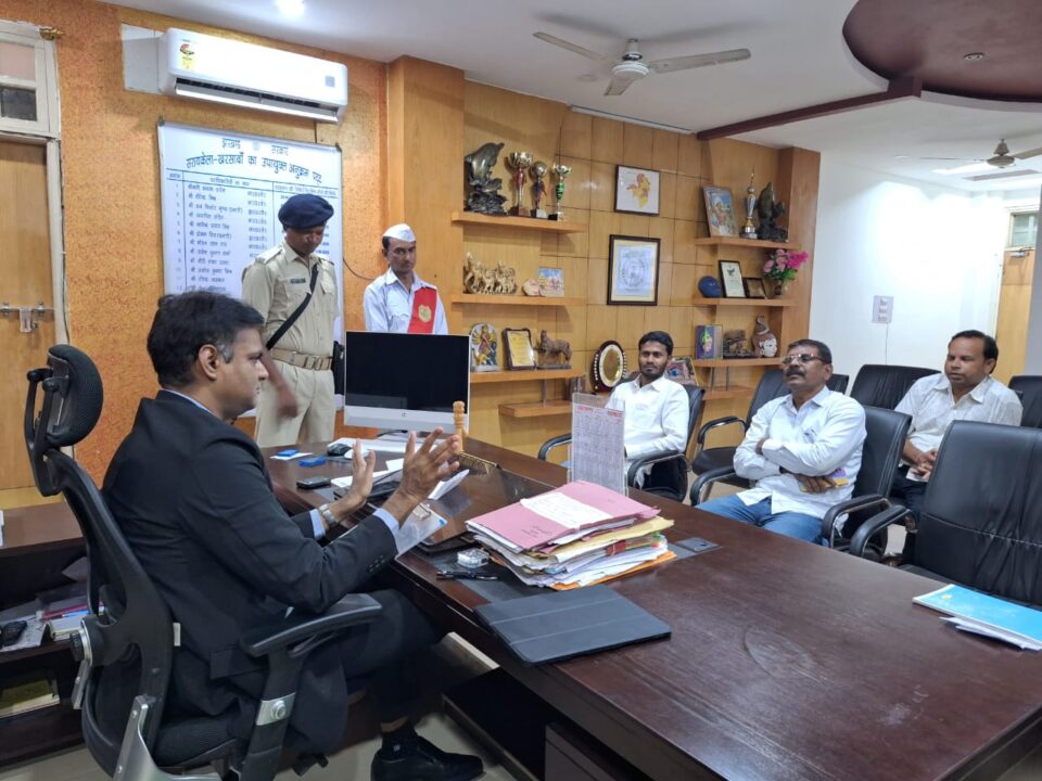 सरायकेला : जिले के विभिन्न क्षेत्र से आए लोगो से मिले उपायुक्त; योजना सम्बन्धित कई मामलों का ऑन द स्पॉट हुआ निष्पादन…