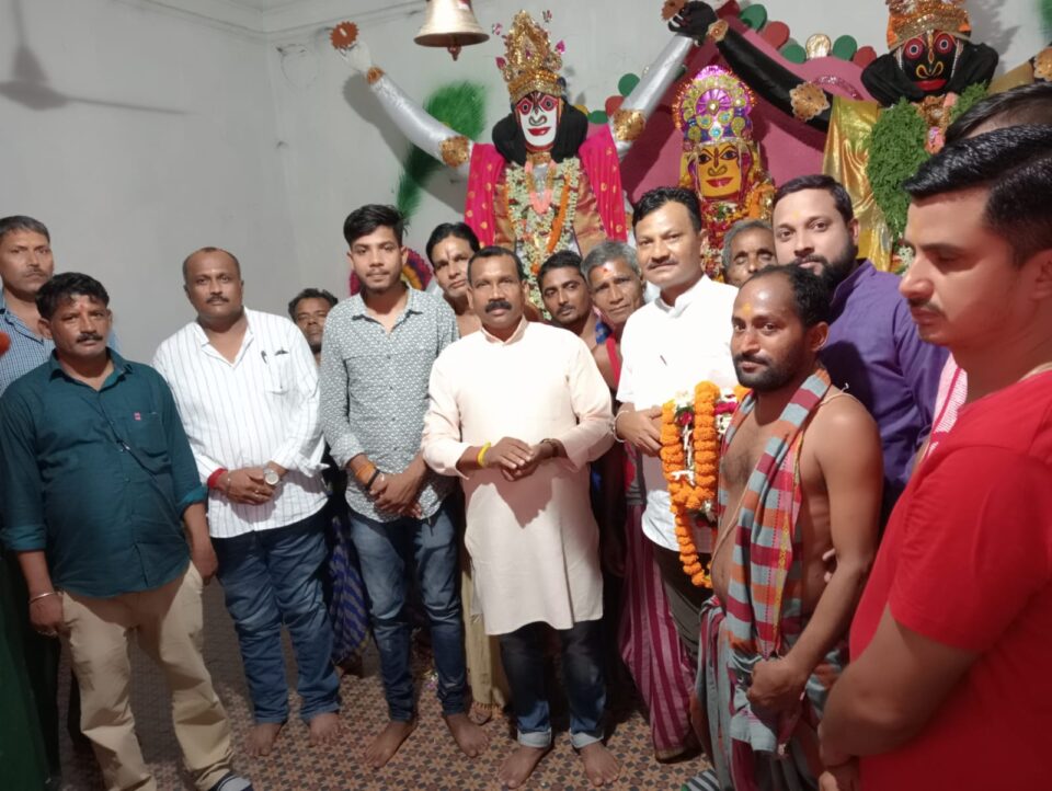 सरायकेला बाऊड़ा रथयात्रा पर पूर्व मुख्यमंत्री मधु कोड़ा ने महाप्रभु श्री जगन्नाथ के दरबार में मत्था टेक कर राज्य के सुख शांति और समृद्धि की मंगल कामना की।