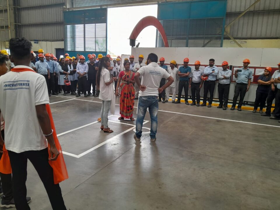 कलाकार टाटा हिटैची कंपनी मे पर्यावरण संरक्षण अभियान के तहत नुक्कड़ नाटक आयोजित कर जागरूक किया… – Vananchal 24TV Live – वनांचल 24TV लाइव