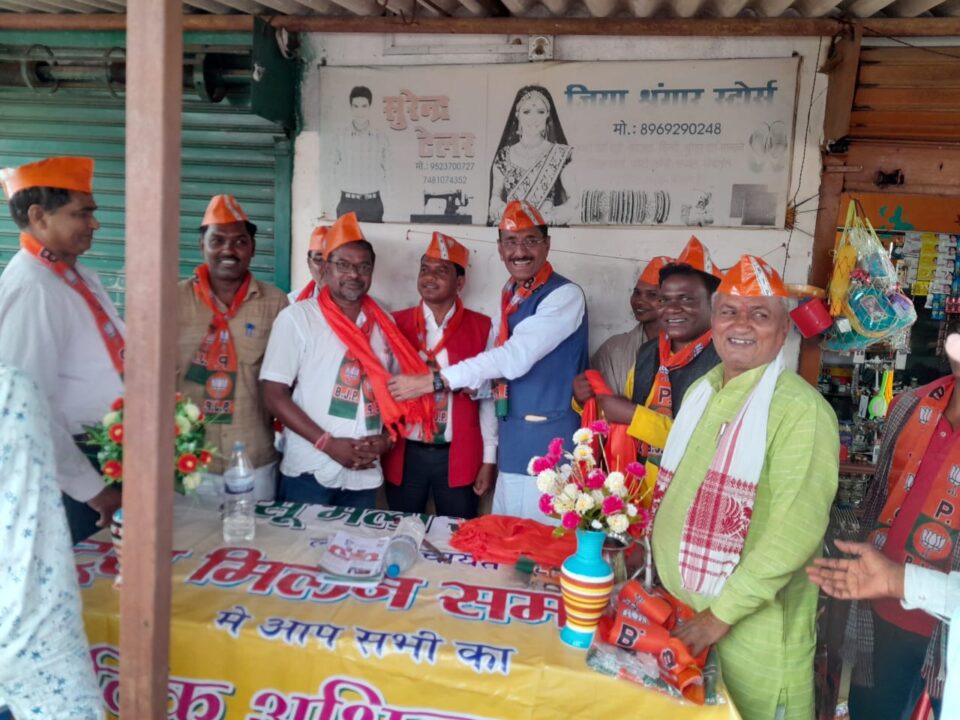 नामकुम : खिजरी विधानसभा में भाजपा जनसंपर्क अभियान कार्यक्रम आयोजित किया, जनसंपर्क अभियान में संजय सेठ भी शामिल हुए….