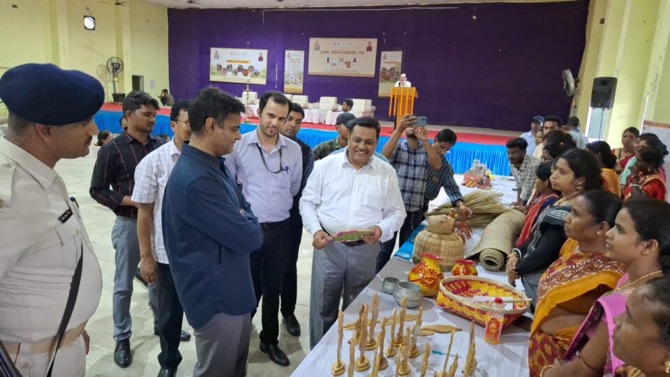 सरायकेला: ट्राइफेड द्वारा ट्राइबल आर्टिजन मेला का किया गया आयोजन।