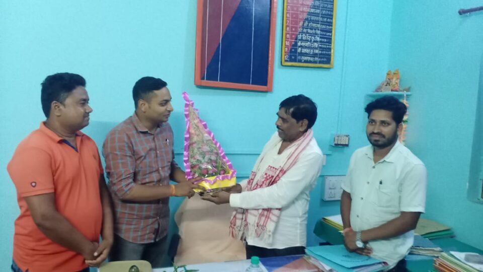 तिरुलडीह थाना प्रभारी का किया स्वागत, थाना प्रभारी को अमन चैन व शांति व्यवस्था बनाए रखने के लिए कई सुझाव भी दिए…. – Vananchal 24TV Live – वनांचल 24TV लाइव