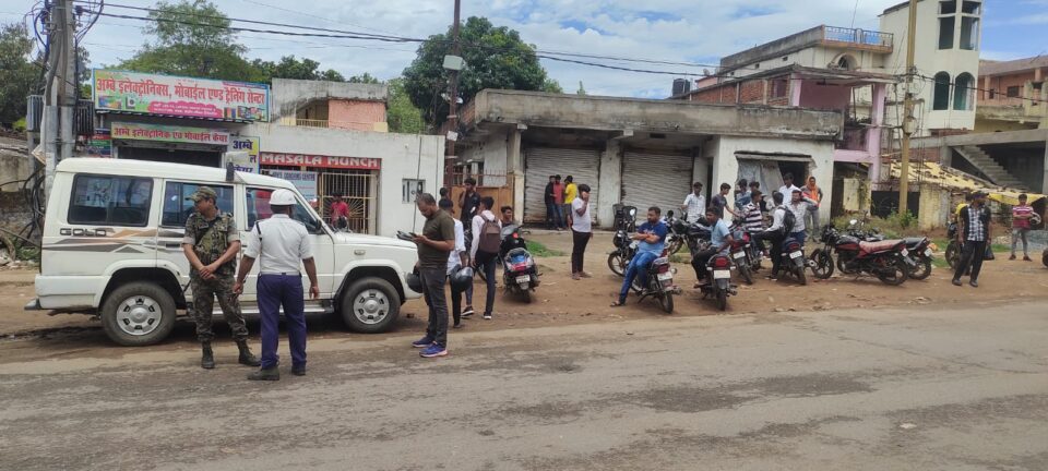 रामगढ़ :  पुलिस वाहन चैकिंग अभियान, त्रुटिपूर्ण कागजात एवं बगैर हेलमेट के वाहन चालकों से जुर्माने की राशि वसूल की जायेगी ….
