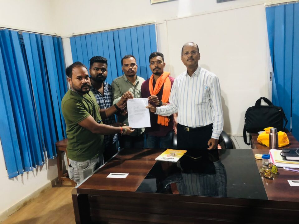 सरायकेला :इंटरमीडिएट नामांकन में की गई इस बढ़ोतरी को कम किए जाने की मांग को लेकर छात्र संघ ने सौंपा ज्ञापन…