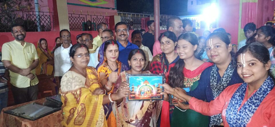 सरायकेला:रथयात्रा मार्ग बड़दांड में आयोजित रंगोली प्रतियोगिता के प्रतिभागियों को श्री जगन्नाथ सेवा समिति सरायकेला द्वारा किया गया सम्मानित। – Vananchal 24TV Live – वनांचल 24TV लाइव