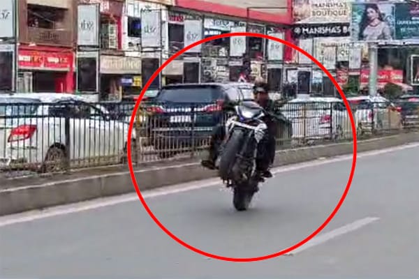 रांची की सड़कों पर बाइक पर स्टंट कर रहे थे युवक, ट्रैफिक पुलिस ने 30 हजार का काटा चालान…